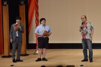 タイムマシーン3号と、志村けんに扮するレッツゴーよしまさ（右）。