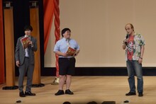 タイムマシーン3号と、志村けんに扮するレッツゴーよしまさ（右）。