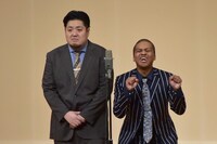 1本目の漫才を披露するセンチネル。