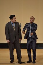 2本目の漫才を披露するセンチネル。