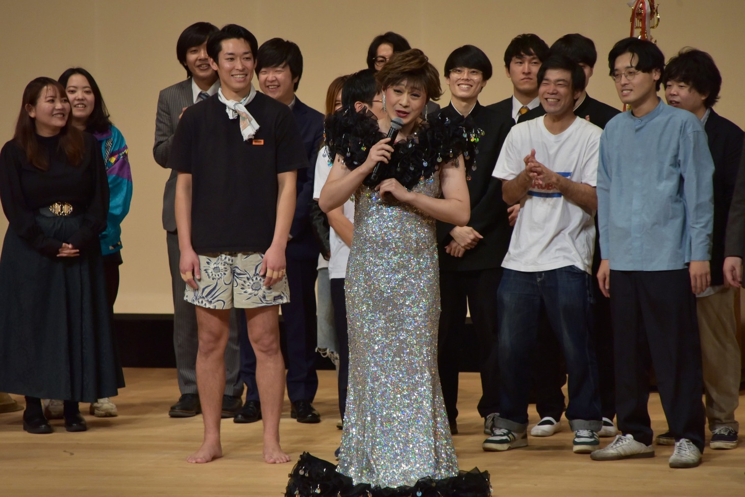 小林幸子に扮して「おもいで酒」を歌ったほか、優勝発表をしたレッツゴーよしまさ。