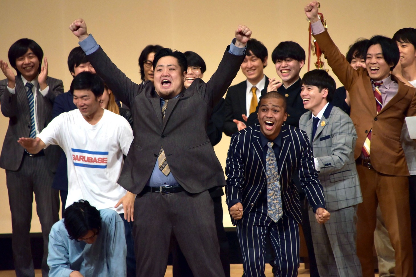 太田プロライブ「月笑」2023クライマックスシリーズで優勝したセンチネル（中央）。手前左は敗れて崩れ落ちる青色1号・仮屋。