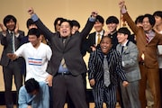 太田プロライブ「月笑」2023クライマックスシリーズで優勝したセンチネル(中央)。手前左は敗れて崩れ落ちる青色1号・仮屋。