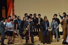 センチネル優勝後、賞金額が50万円であることが発表されて騒然とする芸人たち。