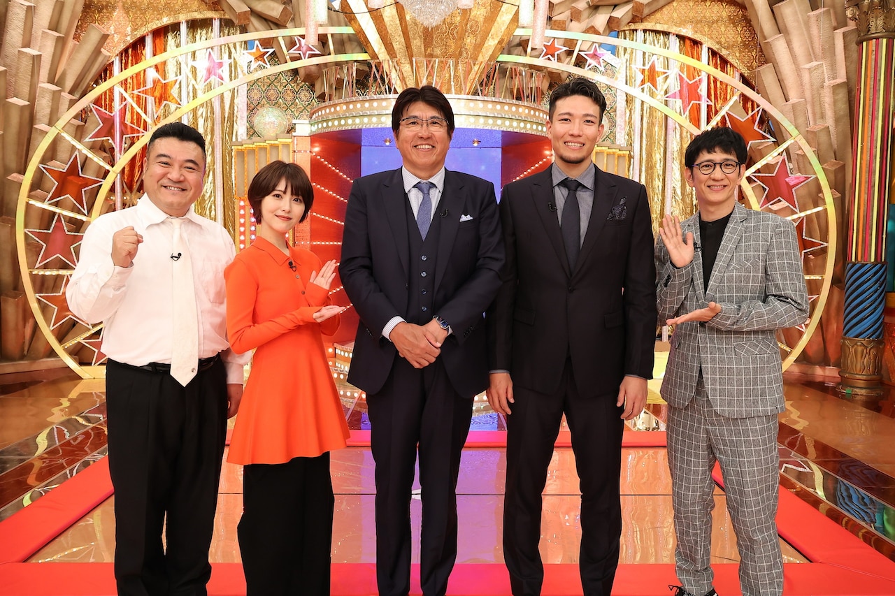 「土曜プレミアム『ザ・細かすぎて伝わらないモノマネ』」に出演する（左から）アンタッチャブル山崎、浜辺美波、石橋貴明、千賀滉大、アンタッチャブル柴田。(c)フジテレビ