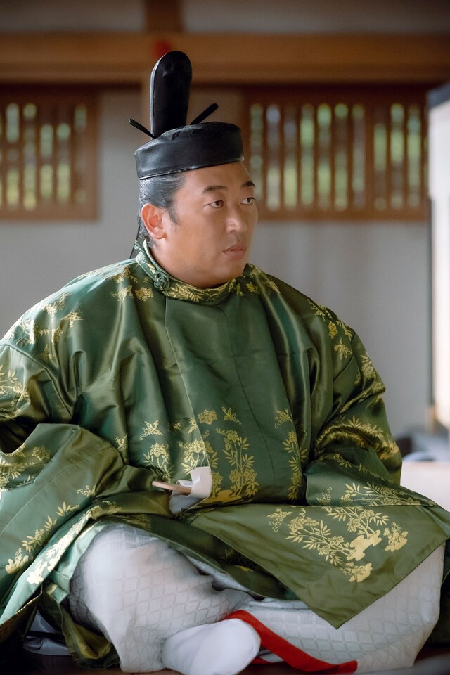 ロバート秋山扮する藤原実資。(c)NHK