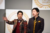 「2023 第36回小学館DIMEトレンド大賞」贈賞式で漫才を披露するウエストランド。