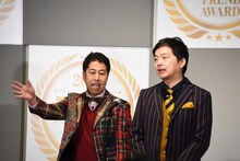 「2023 第36回小学館DIMEトレンド大賞」贈賞式で漫才を披露するウエストランド。