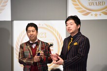 「M-1のトロフィーは重くてゴツゴツしてて臭いが、これはおしゃれでコンパクトで持ち運びやすい」と井口よりも嫌なことを言うウエストランド河本（右）。