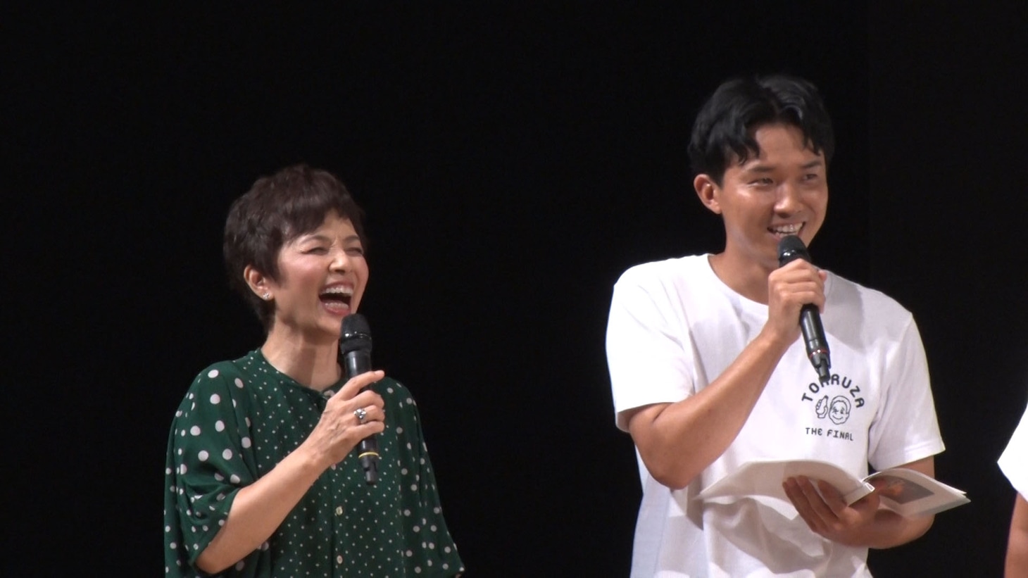 司会を務めた榊原郁恵と渡辺裕太。 (c)BSフジ