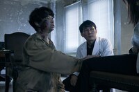 左から、浜野謙太、シソンヌじろう。(c)フジテレビ