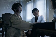 左から、浜野謙太、シソンヌじろう。(c)フジテレビ