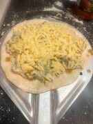 チーズを乗せてピザ窯に入れて焼く。