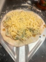 チーズを乗せてピザ窯に入れて焼く。