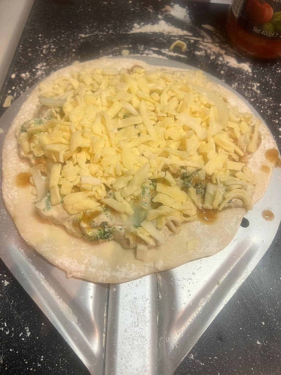 チーズを乗せてピザ窯に入れて焼く。