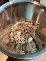 ツナ缶をボウルにあける。