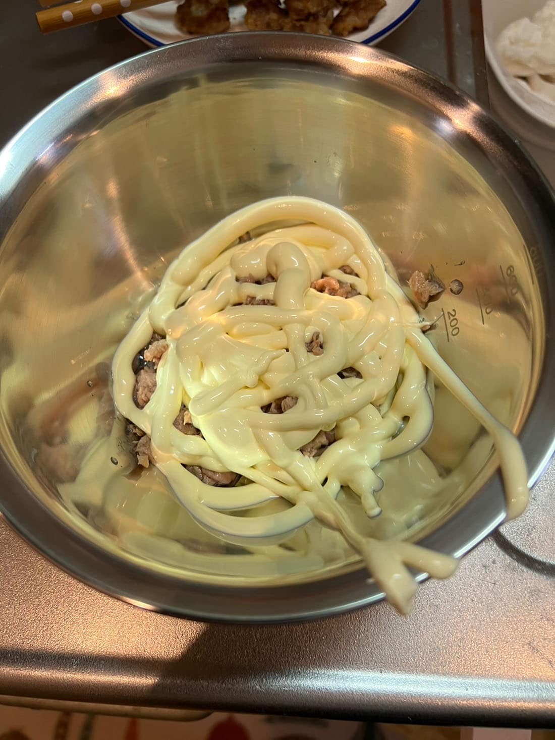 ツナを覆い隠すほどマヨネーズを入れる。