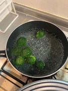 ブロッコリーを茹でる。