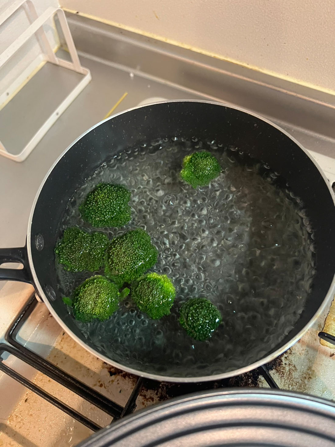 ブロッコリーを茹でる。