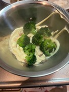 ツナとマヨネーズを入れたボウルに茹でたブロッコリーを入れて混ぜる。