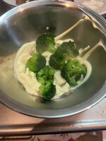 ツナとマヨネーズを入れたボウルに茹でたブロッコリーを入れて混ぜる。