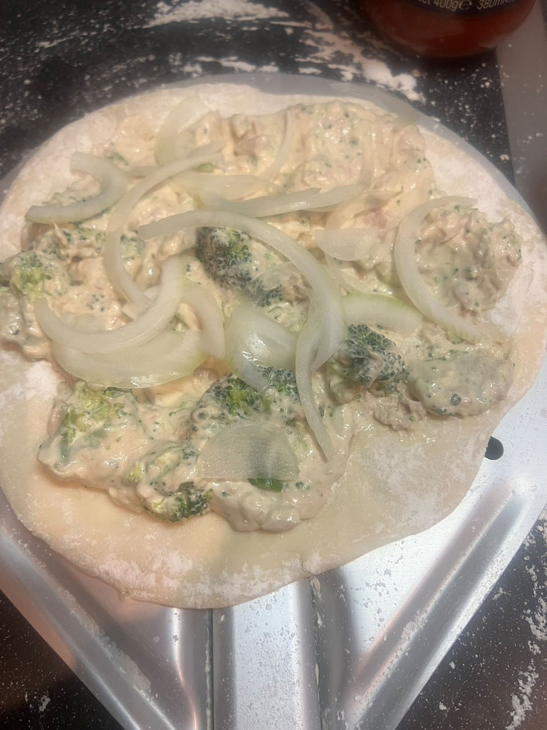 混ぜたものを伸ばした生地の上に乗せる。