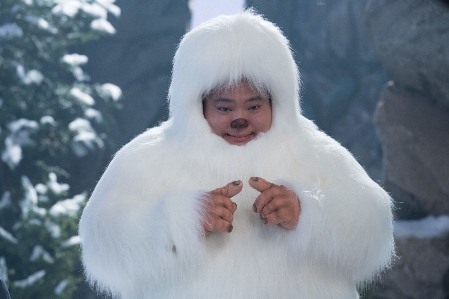 雪男役の富栄ドラム。(c)NHK