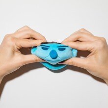 「握るマユリカのむぎゅっとマスコット（阪本）」