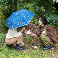 「ロングコートダディ 収納もらくちん 旅人気分の晴雨兼用折りたたみ傘」