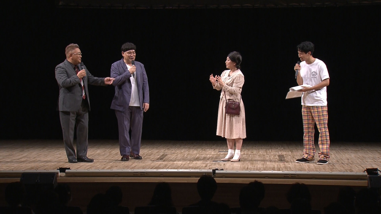 左からサンドウィッチマン、友近、渡辺裕太。 (c)BSフジ