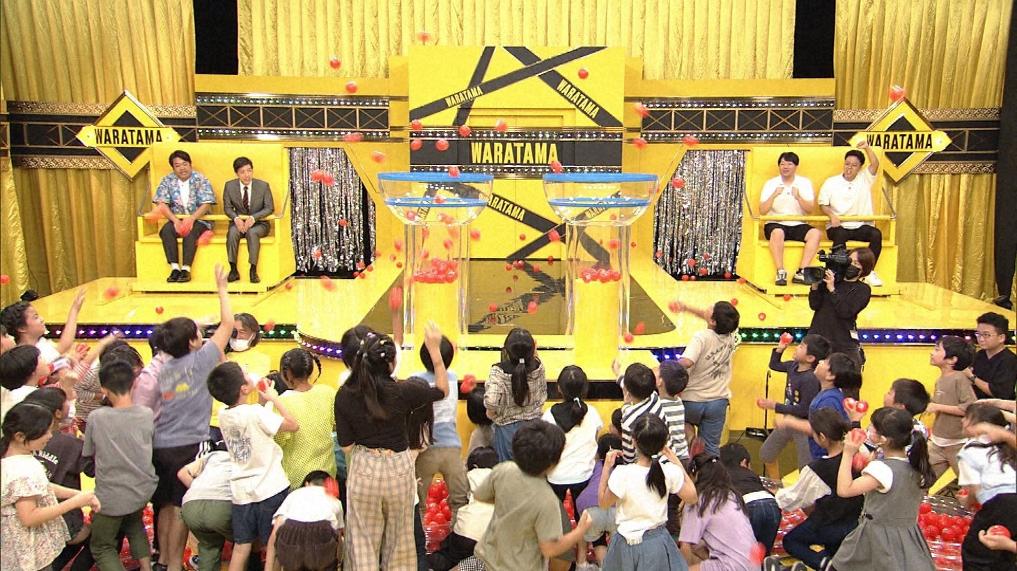 子供たちによる玉入れ審査の様子。