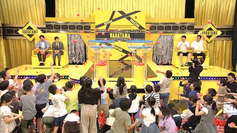 子供たちによる玉入れ審査の様子。