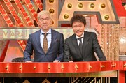 「お笑いアカデミー賞2023」総合司会のダウンタウン。(c)TBS