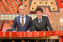 「お笑いアカデミー賞2023」総合司会のダウンタウン。(c)TBS