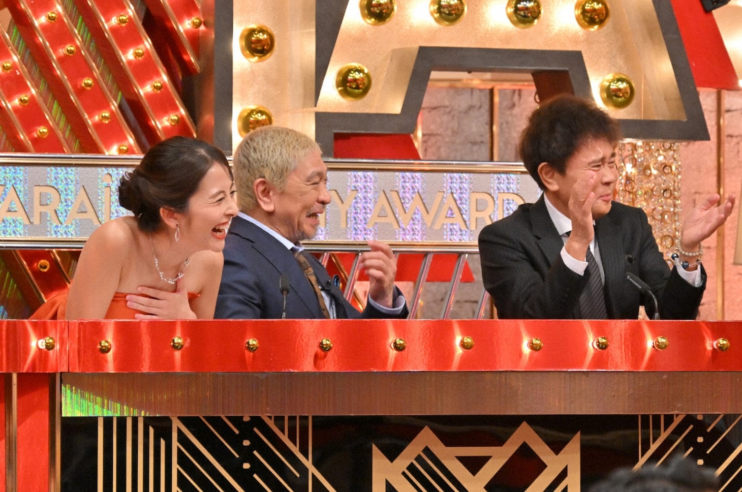 ダウンタウンと進行の日比麻音子アナ（左）。(c)TBS