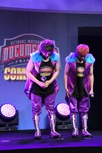 丁寧に頭を下げるEXIT。