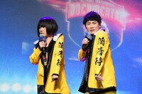 衣装に「蘭奢待」と書いてあるが、「これ僕たちですか？」としつこく尋ねるランジャタイ国崎（右）。