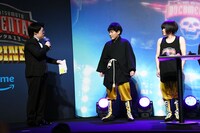 二人羽織でのチキンの早食いバトルも行われた中、二人羽織の羽織を1人で着用してしまうランジャタイ国崎（中央）。