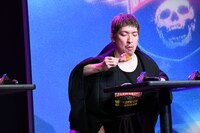 上手に二人羽織でチキンを食べるEXIT。