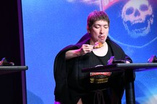 上手に二人羽織でチキンを食べるEXIT。