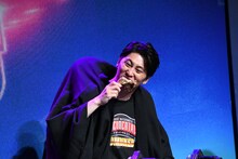 こういうタイプのチキンは好きじゃないし、ラーメンを食べるロケ後のため腹がいっぱいだったため、なかなか食べ進められないニューヨーク屋敷。