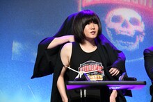 チキンを自分で食べてしまうランジャタイ国崎（うしろ）。