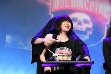 先に国崎がねぶったチキンを食べるのを躊躇するランジャタイ伊藤。