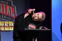 上手に二人羽織でチキンを食べるフットボールアワー。