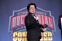 フォトセッション前のライティングチェックでポーズを取ってくれる天津・向。