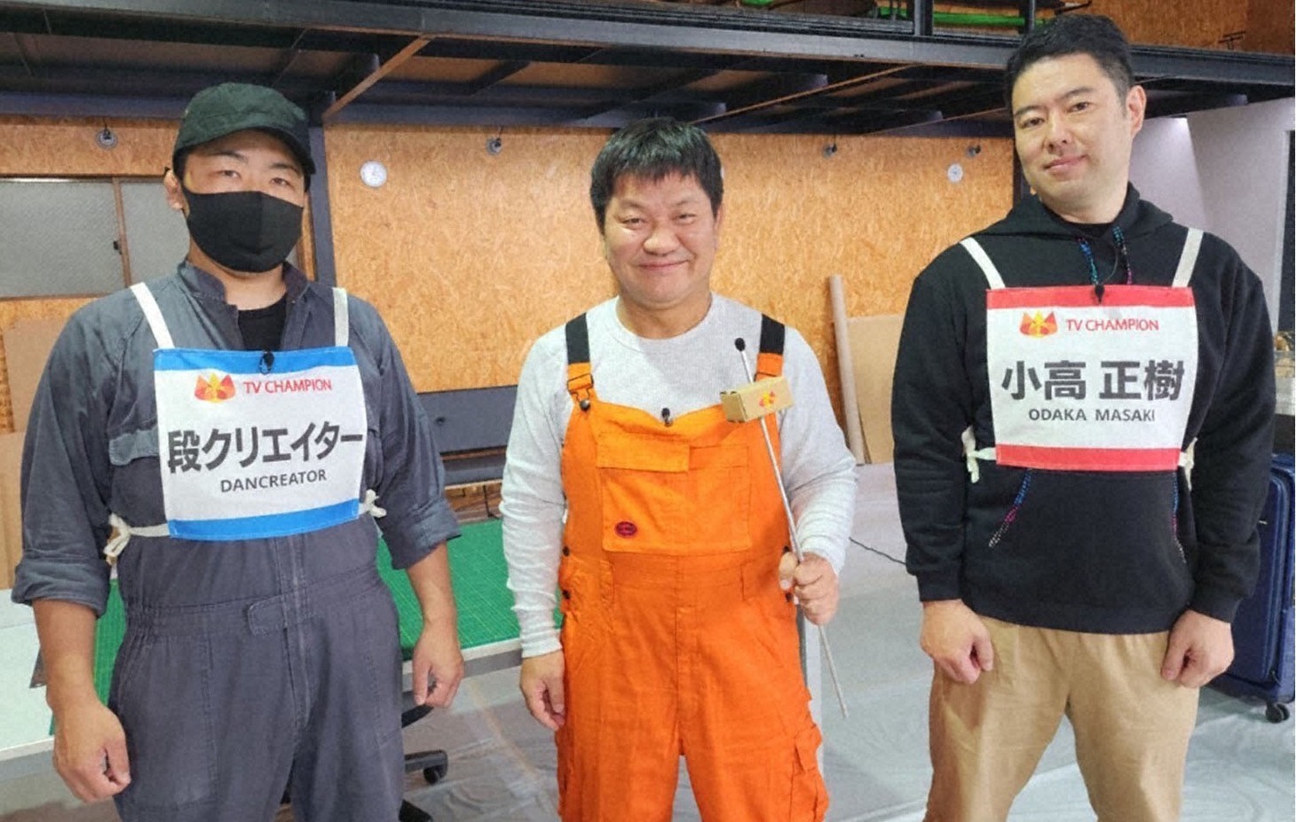 「ダンボールアート王選手権」の挑戦者とリポーターのチャンス大城。(c)テレビ東京