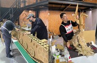 「ダンボールアート王選手権」の様子。(c)テレビ東京