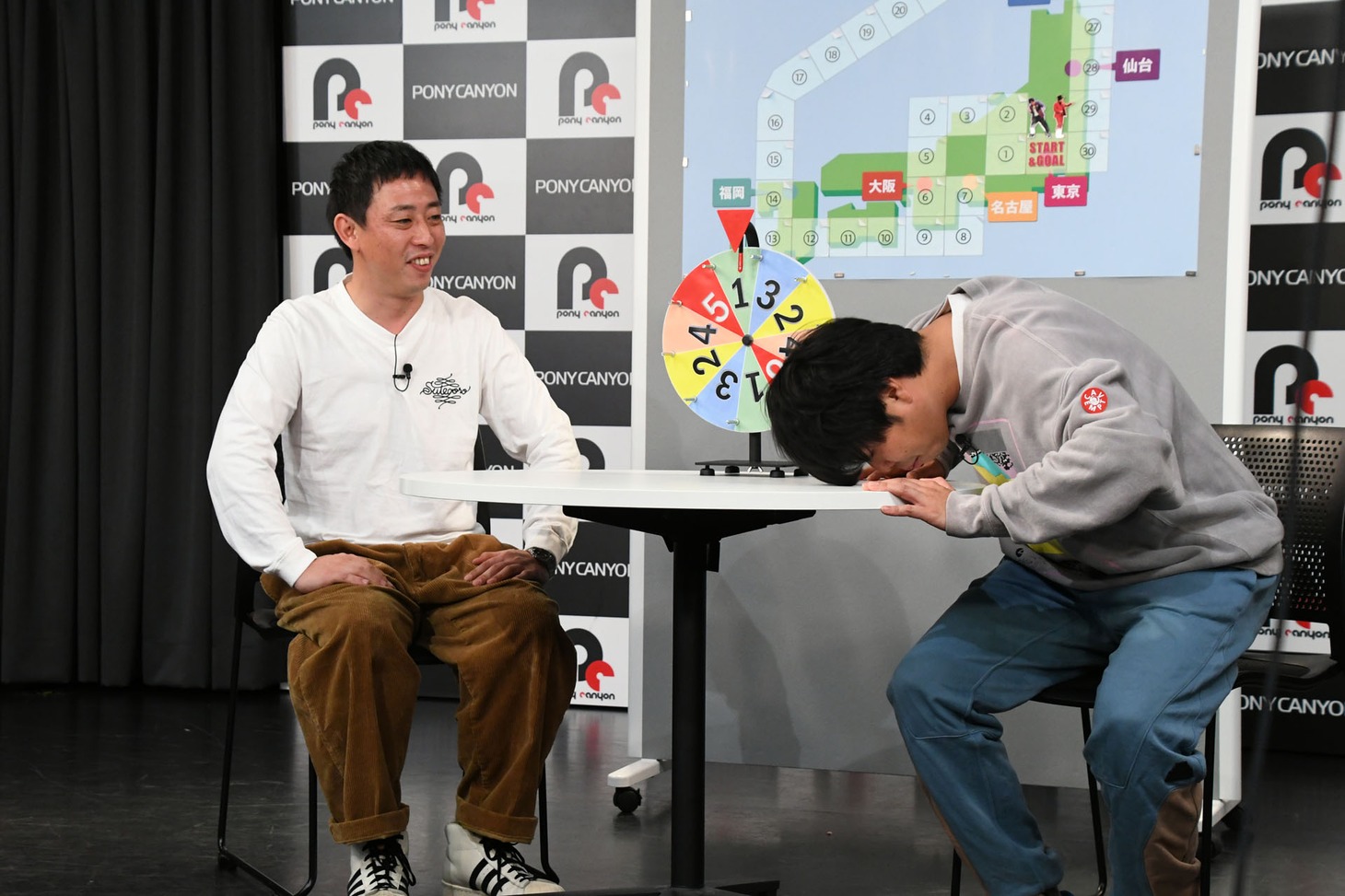 テンション高くDVD購入者に感謝を伝えるさらば青春の光・東ブクロ（右）。