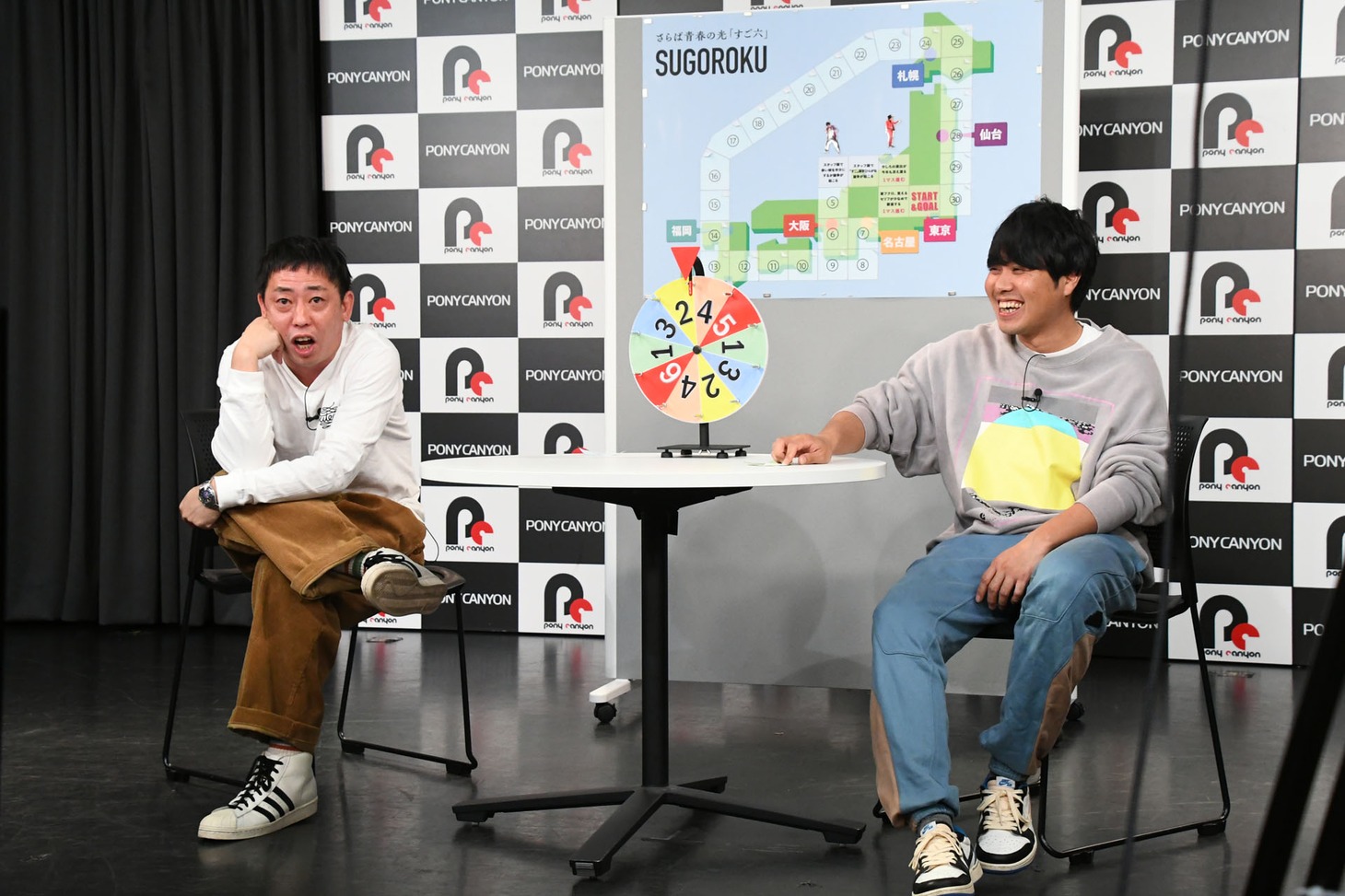 コント「野球人生」の最中に袖にいる東ブクロが椅子に座って足を組んでいたのが腹立たしかった、と振り返るさらば青春の光・森田（左）。