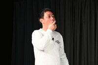 ピスタチオを口に含むさらば青春の光・森田。